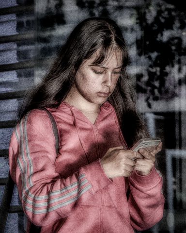 5DM43567abc 8X10 Young Girl Texting 640x480
