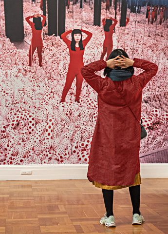 5dm49433 lady in red