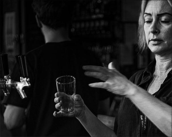 mnr56125a b&w pouring a beer